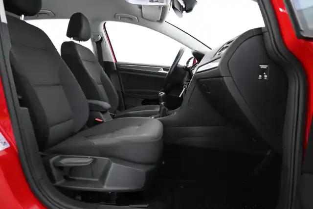 Punainen Viistoperä, Volkswagen Golf – CLC-329