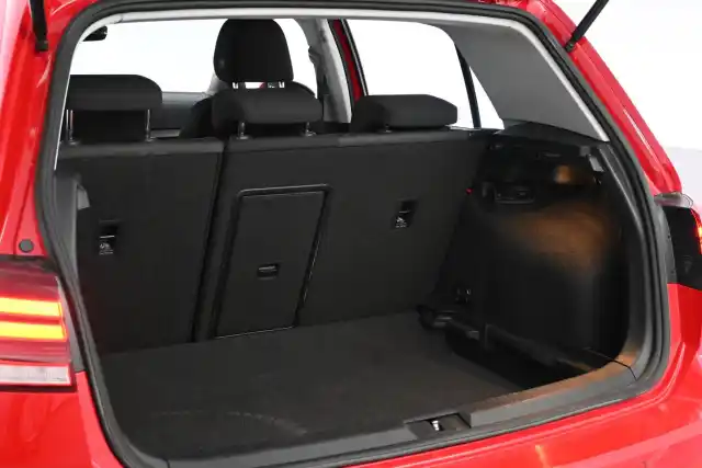 Punainen Viistoperä, Volkswagen Golf – CLC-329