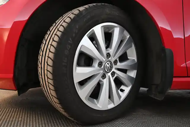 Punainen Viistoperä, Volkswagen Golf – CLC-329