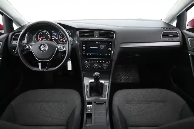 Punainen Viistoperä, Volkswagen Golf – CLC-329