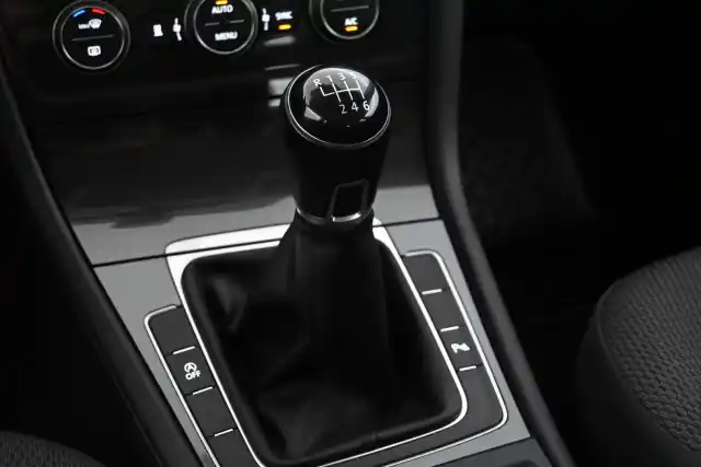Punainen Viistoperä, Volkswagen Golf – CLC-329