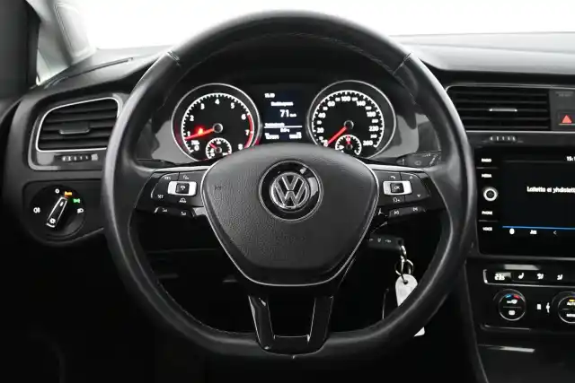 Punainen Viistoperä, Volkswagen Golf – CLC-329