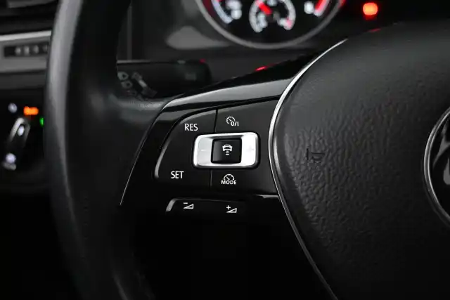 Punainen Viistoperä, Volkswagen Golf – CLC-329