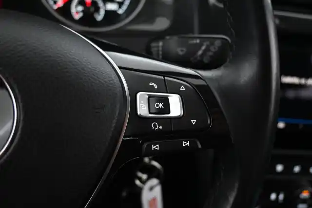 Punainen Viistoperä, Volkswagen Golf – CLC-329