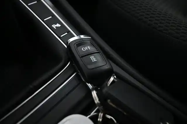 Punainen Viistoperä, Volkswagen Golf – CLC-329