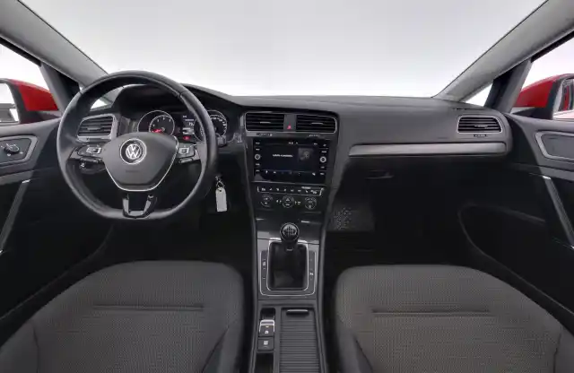 Punainen Viistoperä, Volkswagen Golf – CLC-329