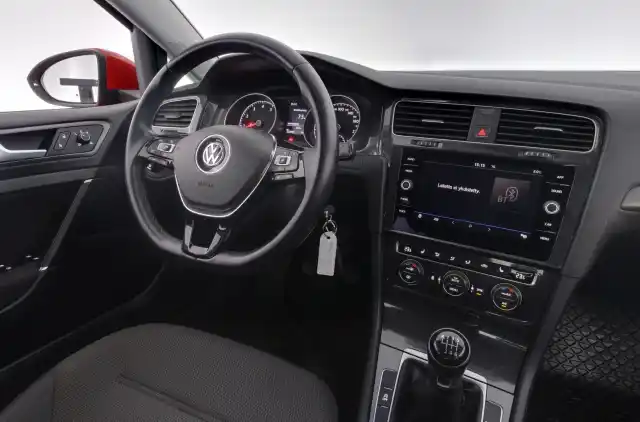 Punainen Viistoperä, Volkswagen Golf – CLC-329