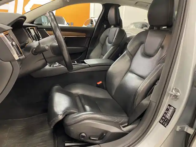Harmaa Sedan, Volvo S90 – CLE-827