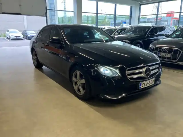 Musta Sedan, Mercedes-Benz E – CLF-308