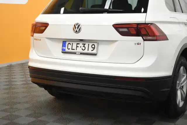 Valkoinen Maastoauto, Volkswagen Tiguan – CLF-319