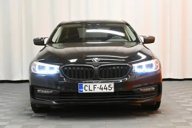 Musta Sedan, BMW 520 – CLF-445