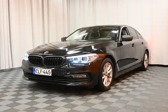 Musta Sedan, BMW 520 – CLF-445