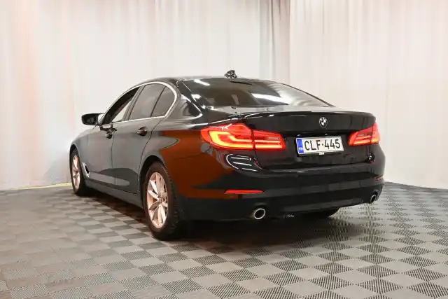 Musta Sedan, BMW 520 – CLF-445