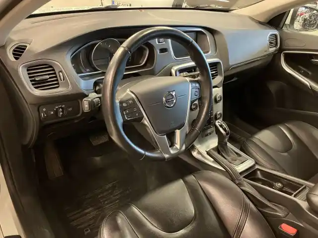 Valkoinen Viistoperä, Volvo V40 – CLH-770