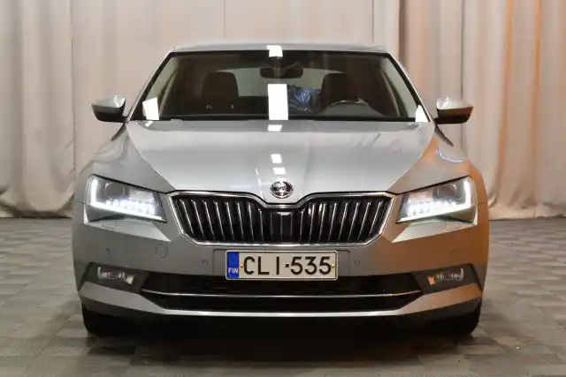 Harmaa Sedan, Skoda Superb – CLI-535