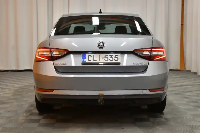 Harmaa Sedan, Skoda Superb – CLI-535