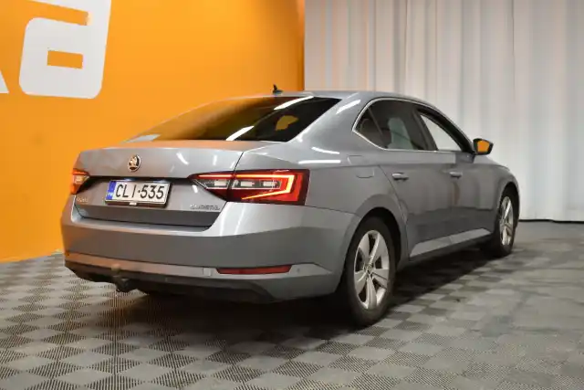 Harmaa Sedan, Skoda Superb – CLI-535