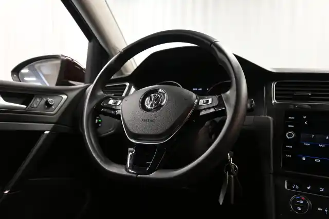 Musta Viistoperä, Volkswagen Golf – CLL-373