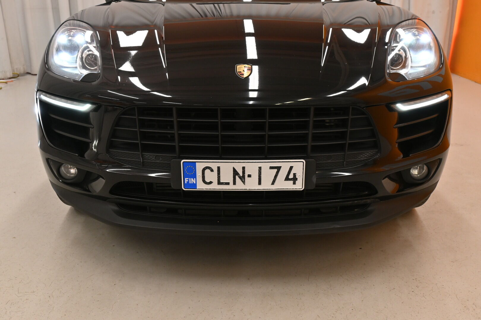 Musta Maastoauto, Porsche Macan – CLN-174