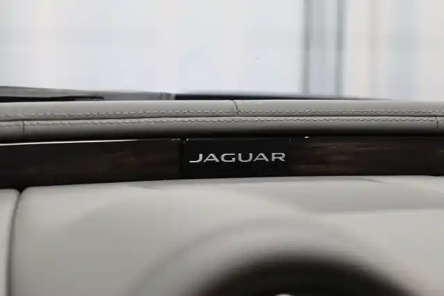 Harmaa Sedan, Jaguar XJ – CLN-643