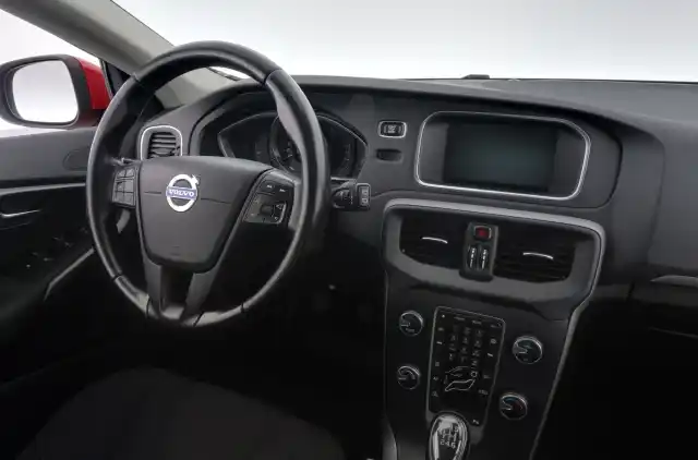 Punainen Viistoperä, Volvo V40 – CLN-828