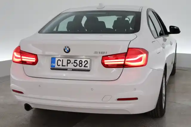 Valkoinen Sedan, BMW 318 – CLP-582