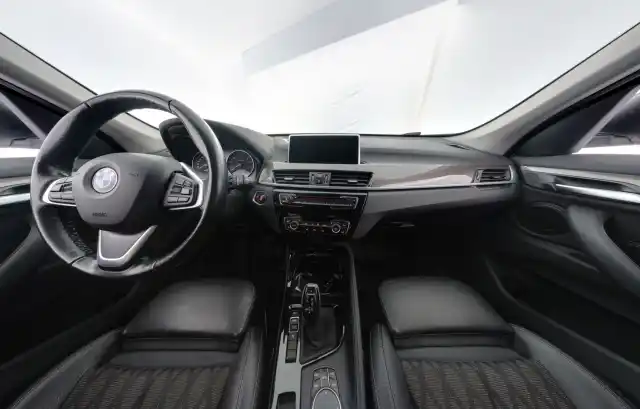 Valkoinen Maastoauto, BMW X1 – CLP-601