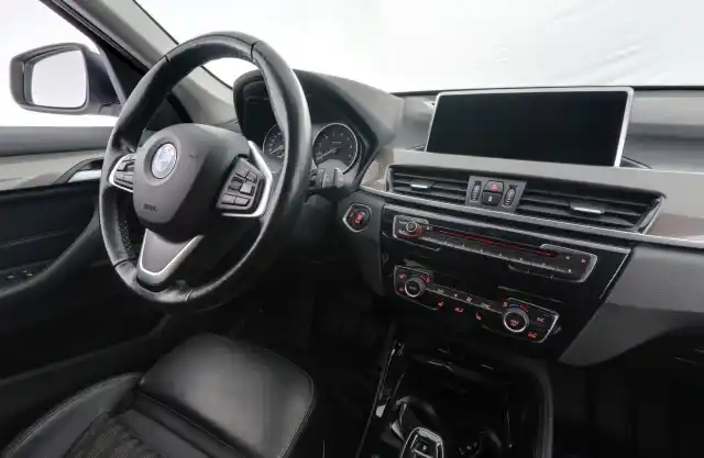 Valkoinen Maastoauto, BMW X1 – CLP-601