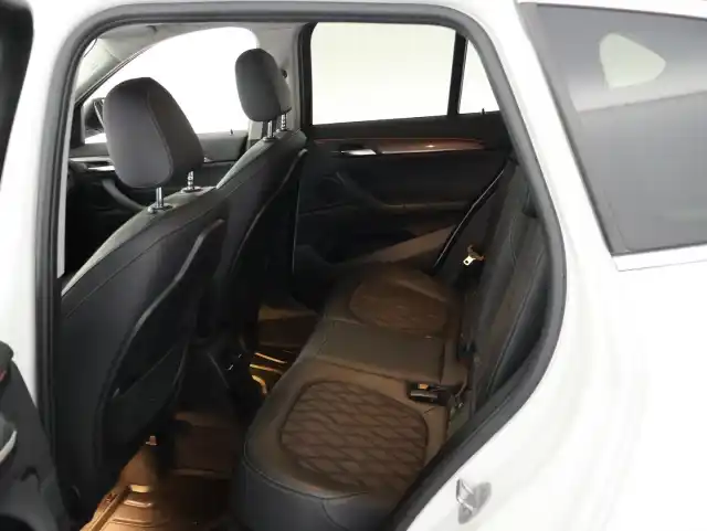 Valkoinen Maastoauto, BMW X1 – CLP-601