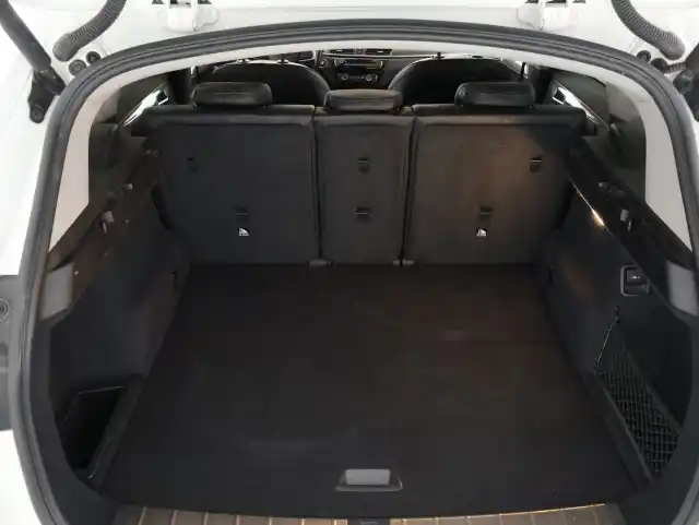 Valkoinen Maastoauto, BMW X1 – CLP-601