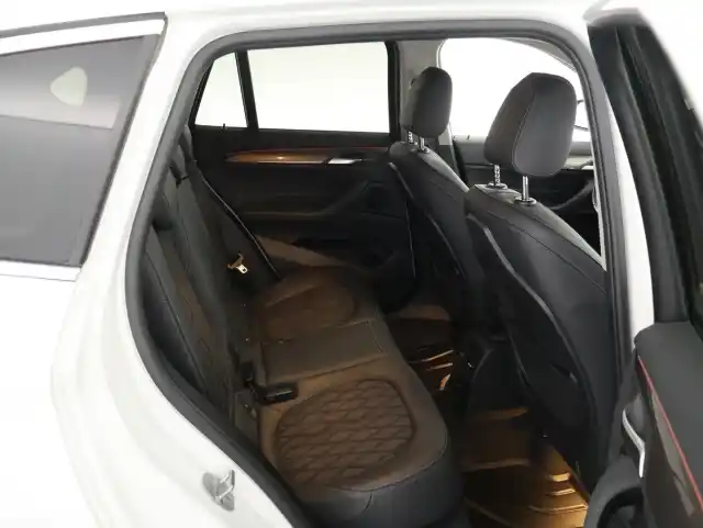 Valkoinen Maastoauto, BMW X1 – CLP-601