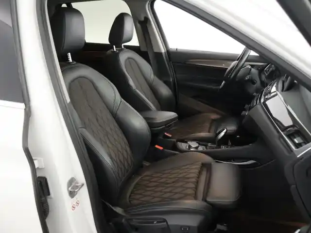 Valkoinen Maastoauto, BMW X1 – CLP-601