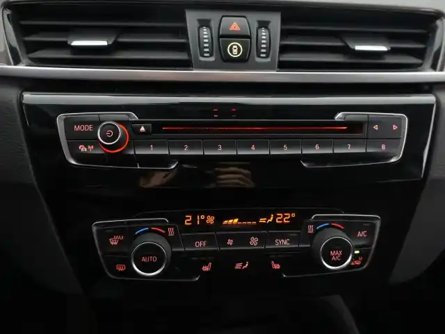 Valkoinen Maastoauto, BMW X1 – CLP-601