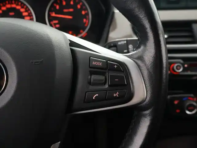 Valkoinen Maastoauto, BMW X1 – CLP-601