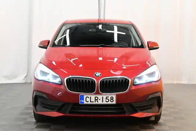 Punainen Tila-auto, BMW 225 – CLR-158