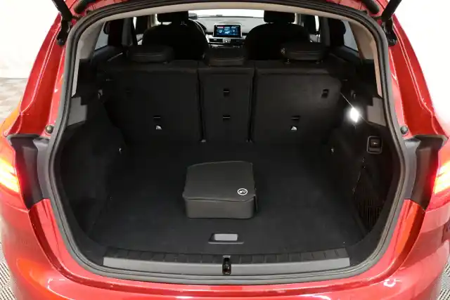 Punainen Tila-auto, BMW 225 – CLR-158