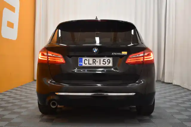 Musta Tila-auto, BMW 225 – CLR-159