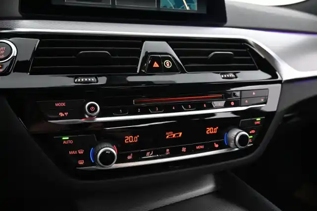 Harmaa Sedan, BMW 520 – CLR-227
