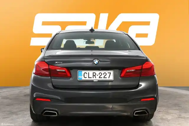 Harmaa Sedan, BMW 520 – CLR-227