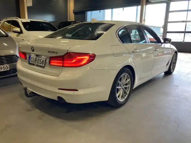 Valkoinen Sedan, BMW 520 – CLR-258