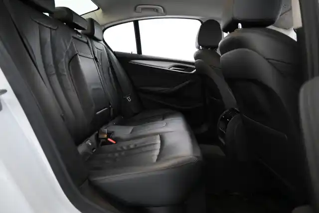 Valkoinen Sedan, BMW 520 – CLR-258