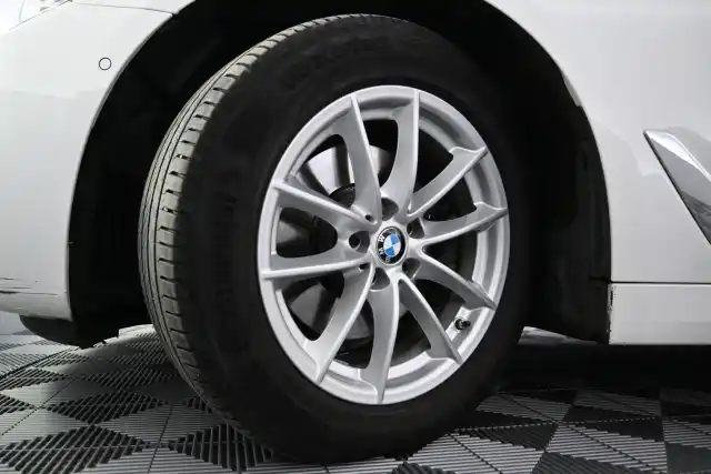 Valkoinen Sedan, BMW 520 – CLR-258