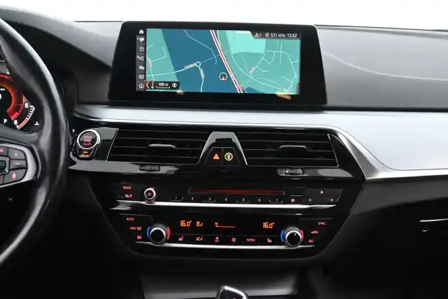 Valkoinen Sedan, BMW 520 – CLR-258