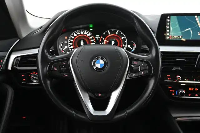 Valkoinen Sedan, BMW 520 – CLR-258