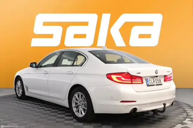 Valkoinen Sedan, BMW 520 – CLR-258