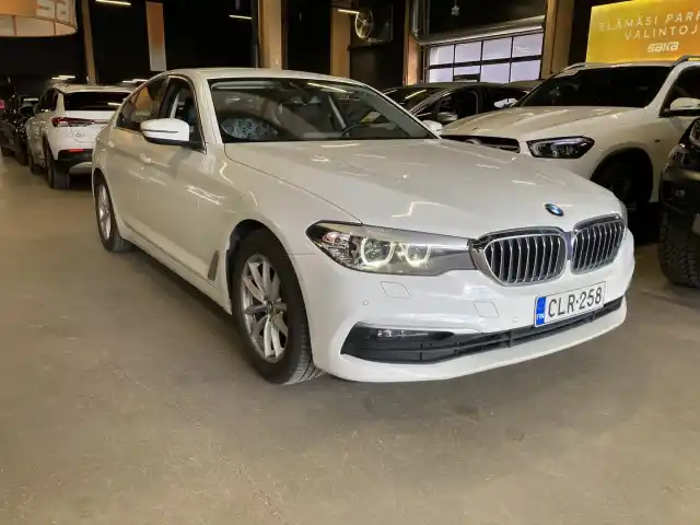 Valkoinen Sedan, BMW 520 – CLR-258