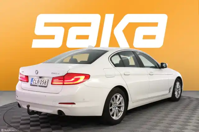 Valkoinen Sedan, BMW 520 – CLR-258