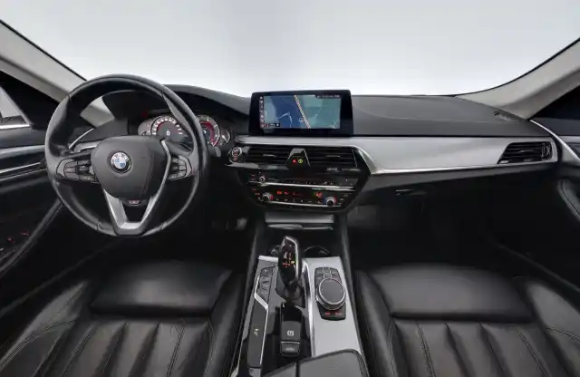 Valkoinen Sedan, BMW 520 – CLR-258