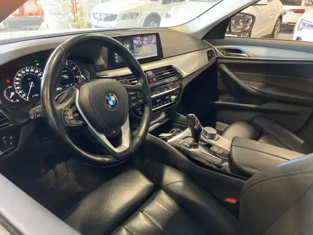 Valkoinen Sedan, BMW 520 – CLR-258