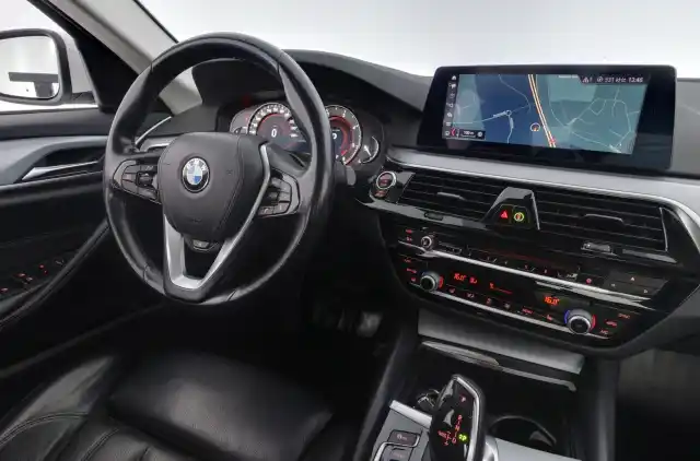 Valkoinen Sedan, BMW 520 – CLR-258